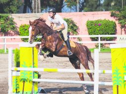 Lucio Núñez, del Club Hípico Los Alamitos, a lomos de “Pampero” consiguió un tiempo de 34.04 segundos. EL INFORMADOR / P. Pérez