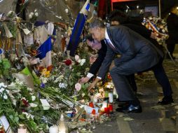 Ambos mandatarios colocaron flores en el recinto y luego guardaron silencio unos momentos. AP / E. Vucci