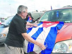 Un hombre presume los colores de la bandera de Cuba, en Miami. EFE /