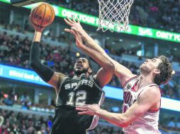 Pau Gasol (derecha) tuvo una destacada actuación en labores defensivas, con 13 rebotes y tres tapones. EFE / T. MAURY