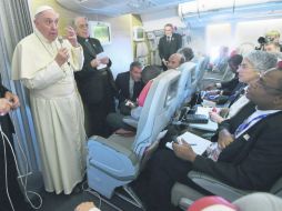 Periplo. El Pontífice con periodistas en el Airbus de Alitalia rumbo al aeropuerto de Ciampino. AP /