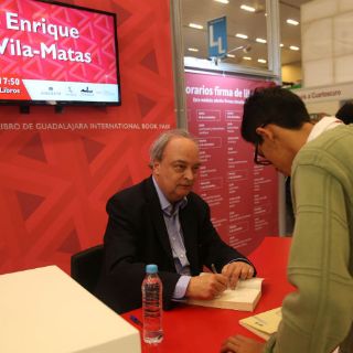Enrique Vila-Matas sostiene plática con jóvenes en la FIL