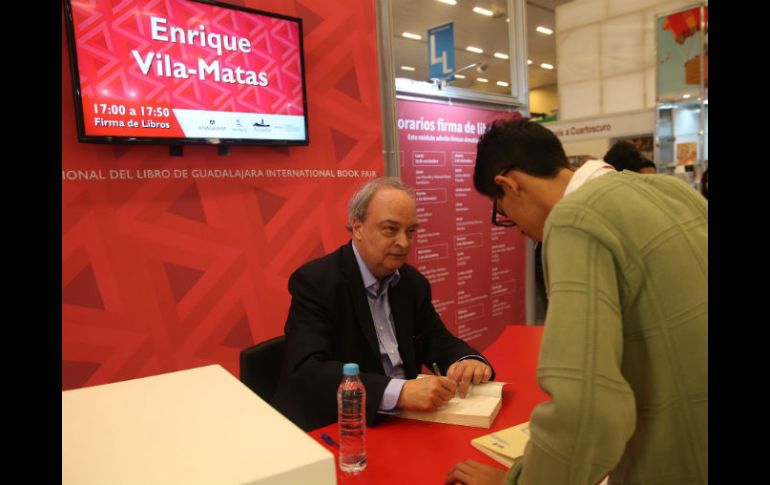 Lego de la charla, el español entregó firmas a los lectores. EL INFORMADOR / M. Vargas