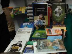 Los rostros de diversas estrellas del futbol se hallan en las portadas de los libros en el stand. EL INFORMADOR / A. Betancourt