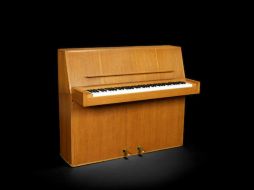 La pieza musical fue utilizada por el grupo para crear canciones como 'Mamma Mia'. ESPECIAL / bonhams.com