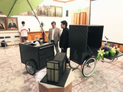 Ricardo Agraz y Hugo Luna observan el triciclo y el puesto semifijo que utilizarían los ambulantes en el Centro Histórico. EL INFORMADOR / A. Camacho