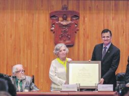 Tonatiuh Bravo Padilla le entregó el reconocimiento a Poniatowska, quien estuvo acompañada por Fernando del Paso. EL INFORMADOR / F. Atilano