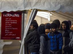 Familias con niños pero también un gran número de hombres jóvenes que llegan solos a Europa esperan su turno para ser atendidos. AFP / J. MacDougall