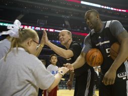 Anderson estuvo ayudando a los pequeños a mejorar su técnica. AP / R. Blackwell