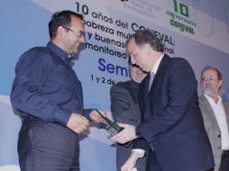 Meade destaca la importancia que representa para la dependencia recibir el reconocimiento de la Coneval. TWITTER / @JoseAMeadeK