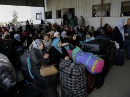 Miles de palestinos se formaron en el cruce de Rafa con la esperanza de poder dejar el aislado territorio. AP / A. Hana