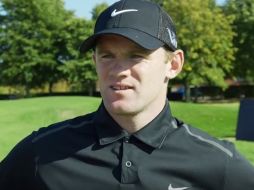 Wayne Rooney supo poner en problemas al golfista número 1 del mundo. YOUTUBE /