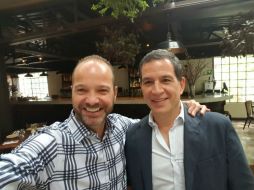 En la imagen aparecen juntos el analista de TV Azteca y el ex director de Televisa Deportes. TWITTER / @GarciaPosti