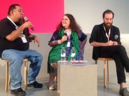 Los escritores ingleses Naomi Alderman y Ned Beauman, en el foro con moderación del mexicano Bernardo Fernández. TWITTER / @LitBritish
