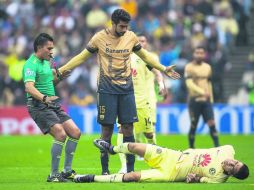Con tres zarpazos Pumas tienen en la lona al América. Aquí, Eduardo Herrera reclama al defensor de las Águilas, Paolo Goltz. MEXSPORT /