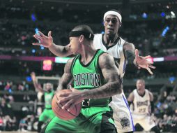 Isaiah Thomas aportó 21 puntos en la victoria de los Celtics sobre los Kings, anoche en la Ciudad de México. AFP /