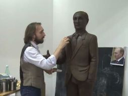 Nikita Gúsev, es el confitero escultor que se encargó dar forma a la obra. YOUTUBE / Ruptly TV