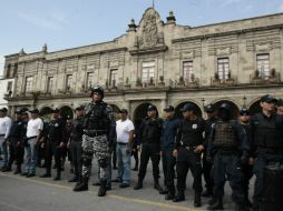 Comerciantes ambulantes y policías se enfrentaron ayera afuera del Ayuntamiento tapatío. EL INFORMADOR / R. Tamayo