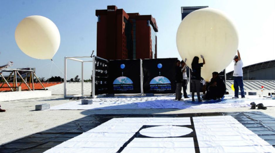 La azotea de Exo Guadalajara se convirtió en la plataforma de despegue, donde maniobraron expertos del Instituto de Ciencias Nucleares. EL INFORMADOR / E. Barrera