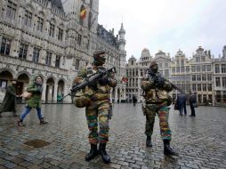 Unos mensajes de texto están en el origen de la decisión de elevar al máximo nivel cuatro la alerta terrorista en Bruselas. AP / ARCHIVO