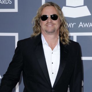 Val Kilmer pasea con dispositivo en el cuello