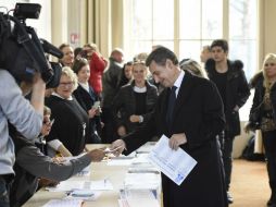 El ex presidente francés, Nicolas Sarkozy, emite su voto. EFE / E. Feferberg