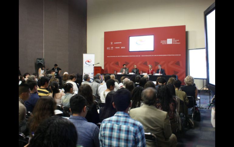 La Doctora en Astronomía Silvia Torres compartió sus conocimientos con todos los interesados. EL INFORMADOR / Mar Adentro