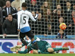 Wijnaldum agregó un segundo tanto para los locales en el tiempo añadido. AFP / O. Scarff