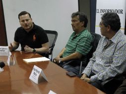 Alberto Galarza (i) del Observatorio Ciudadano de Movilidad y Ricardo Aguayo (c), de los choferes de la ruta 380, durante el debate. EL INFORMADOR / E. Barrera
