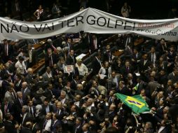 La  Cámara presenció  gritos de 'No al golpe' lanzado por los fieles a la presidenta, los opositores contestaban 'Fuera Dilma'. AP / E. Peres