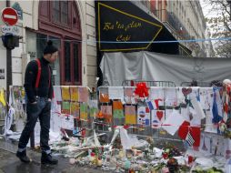 Desde los atentados, el Bataclan se ha convertido en un santuario, en donde cientos de personas dejan ofrendas a los fallecidos. AP / J. Brinon