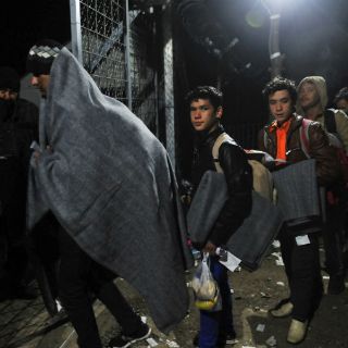 Grecia remueve a dos mil 300 inmigrantes varados