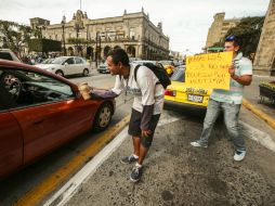 Este miércoles se manifestaron alrededor de 20 ambulantes en el Centro de Guadalajara; pidieron apoyo a la ciudadanía. EL INFORMADOR / A. García