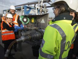 La embajadora Patricia Espinosa y el presidente del CRT, Miguel Ángel Domínguez, presentes en la destrucción. EFE / C. Charisius