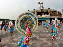 En el atrio los feligreses manifiestan su fe con danzas y vistosos atuendos amenizan la fiesta religiosa. NTX / ARCHIVO