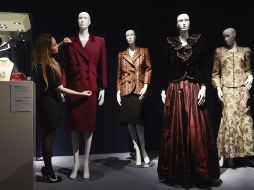 El catálogo contiene piezas de todo tipo como su vestido de novia, trajes, bolsos y joyas. EFE / A. Rain