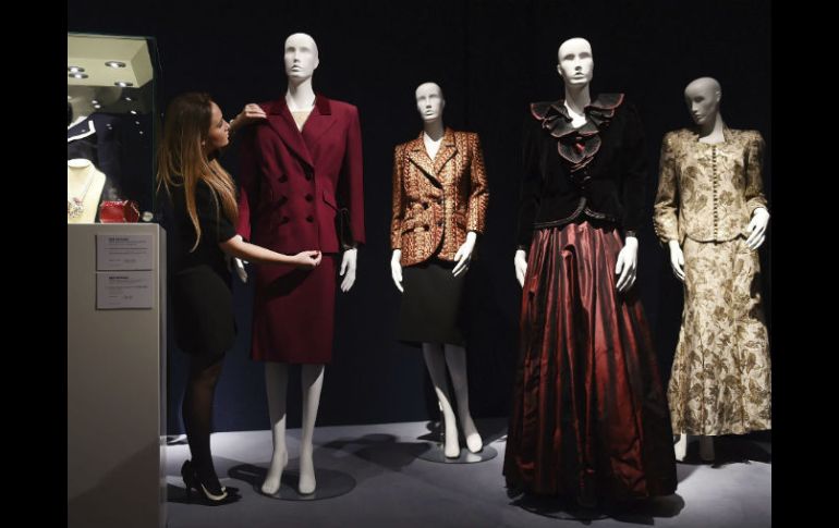 El catálogo contiene piezas de todo tipo como su vestido de novia, trajes, bolsos y joyas. EFE / A. Rain