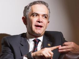 El jefe de Gobierno del DF apostó una cuarta parte de su sueldo para destinarlo en juguetes para los niños. SUN / ARCHIVO