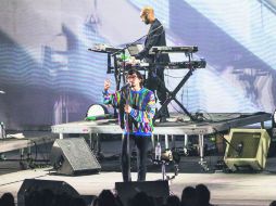 Interacción. De la mano de León Larregui, la banda agradeció al público de Guadalajara por la entrega. EL INFORMADOR / P. Franco