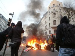 Los contamanifestantes de izquierdas destruyeron una parada de autobús y prendieron fuego a contenedores de basura. EFE / STR