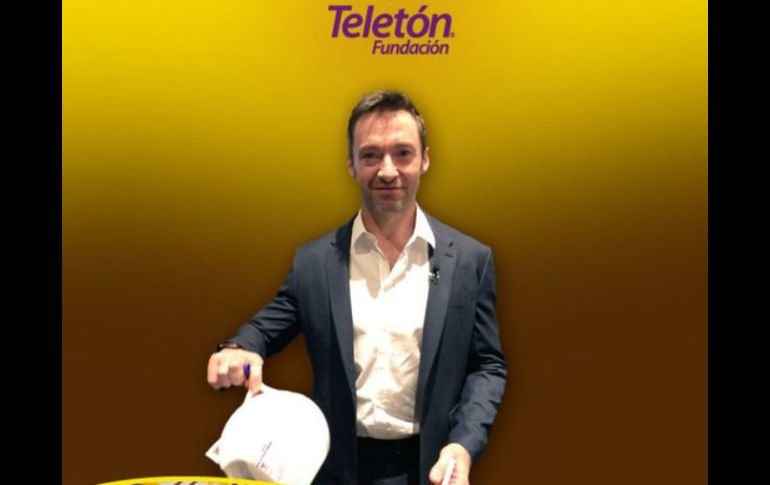 En la imagen que acompaña el tuit, el australiano sostiene una alcancía que él mismo firmó. TWITTER / @TelevisaTVmx