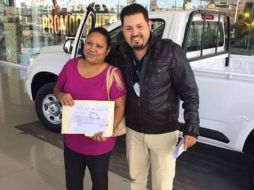 Zaira Salazar agradece a todos que hicieron posible su nueva camioneta. TWITTER / @JoseUrquijoR