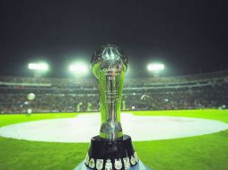El trofeo que acreditará al campeón del Apertura 2015 fue expuesto el pasado jueves en el Estadio Universitario. AFP / R. Buendía