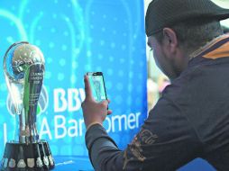 Los aficionados de Pumas tuvieron oportunidad de estar cerca del trofeo que acreditará al campeón del Apertura 2015. EL INFORMADOR /