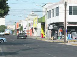 La calle 5 de Febrero es una odisea peatonal por los establecimientos que invaden banquetas con mercancías. EL INFORMADOR / M. Vargas