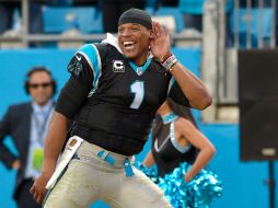 Cam Newton completó 15 de 21 pases para 265 yardas y tres touchdowns. AFP / G. Halverson