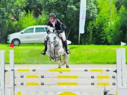 Yago Álvarez del Castillo Barba, a lomos de 'Puertas Coloredo', realiza su recorrido para finalizar en el primer lugar de la categoría. ESPECIAL /