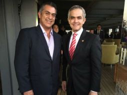 El dinero que perdió Miguel Ángel Mancera (der) ante el gobernador de Nuevo León (izq), será para dar juguetes a los niños del estado. TWITTER / @ManceraMiguelMX