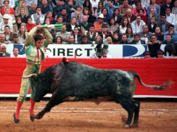 Antitoros dicen que el toreo es tortura animal; otros, que desaparecer la lidia desaparecería la raza de animales hechos para la misma. EL INFORMADOR / ARCHIVO