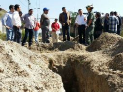 Pablo Lemus platica con habitantes de Nextipac luego del sismo de 4.4 grados Richter de este martes. TWITTER / @PabloLemusN